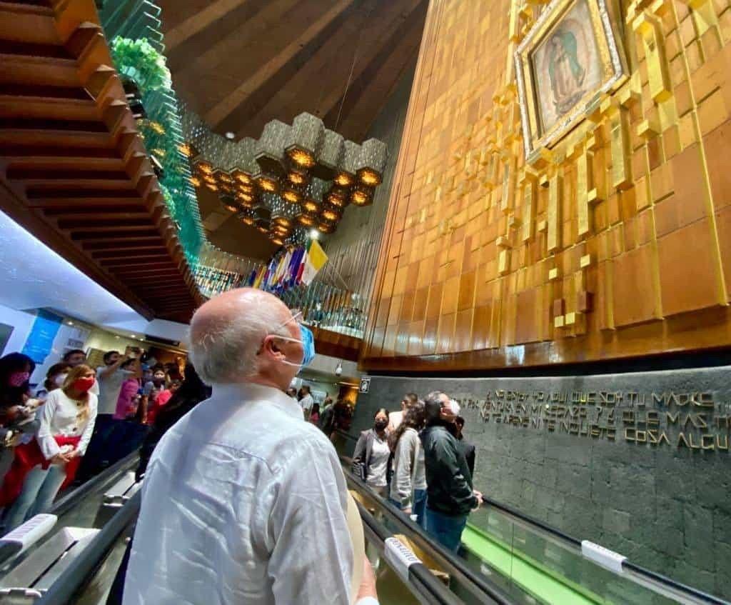 Ken Salazar se postra ante la Virgen de Guadalupe