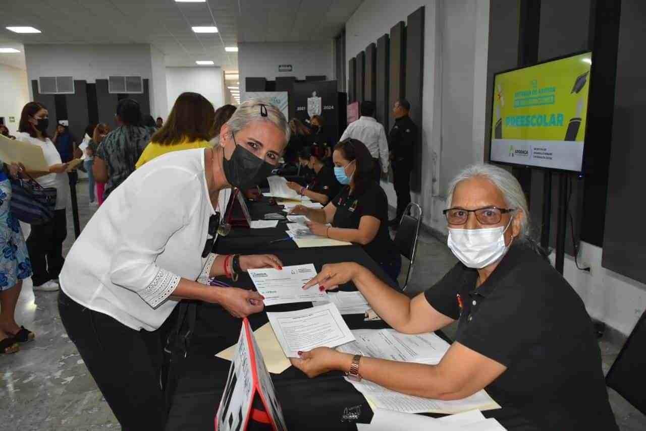 Entrega Apodaca apoyos económicos para graduaciones de escuelas
