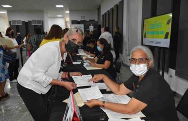 Entrega Apodaca apoyos económicos para graduaciones de escuelas