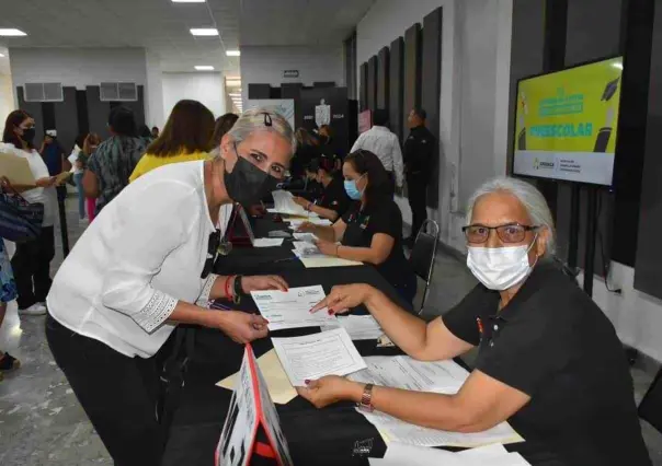 Entrega Apodaca apoyos económicos para graduaciones de escuelas