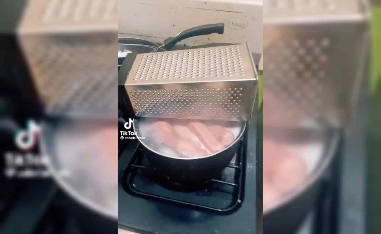 Joven se vuelve viral... ¡por su hack de cocina para hotdogs!