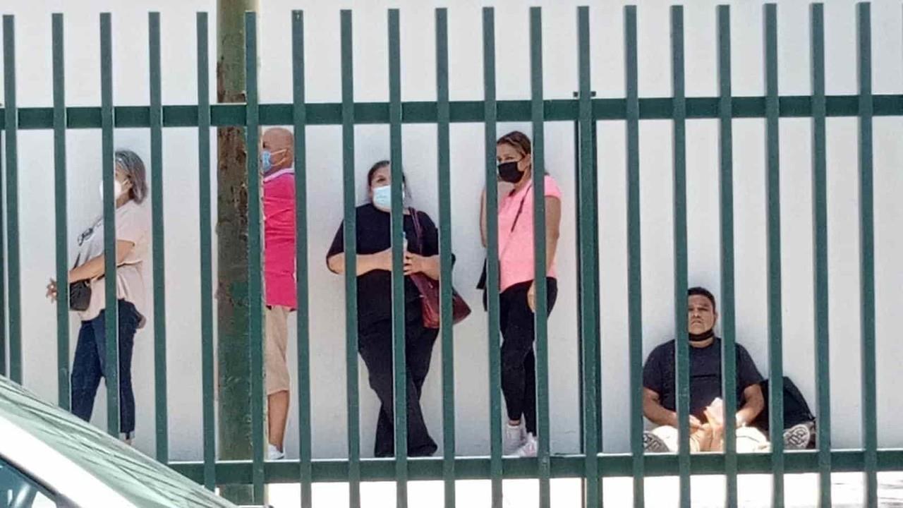 Hacen horas de fila por pruebas de COVID-19 en clínicas de Nuevo León