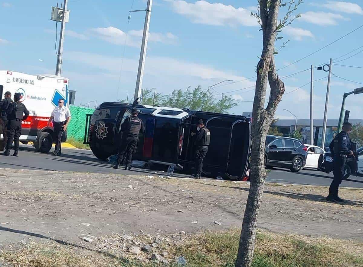 Deja volcadura de patrulla 3 policías estatales lesionados en Apodaca