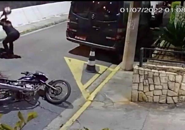 Pareja desarma y propina golpiza a ladrón