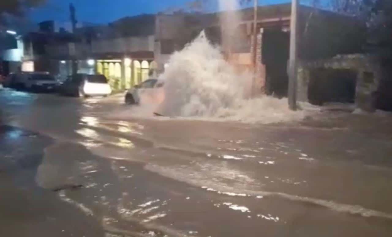 Daña megafuga de agua patrimonio de una decena de familias en Los Nogales