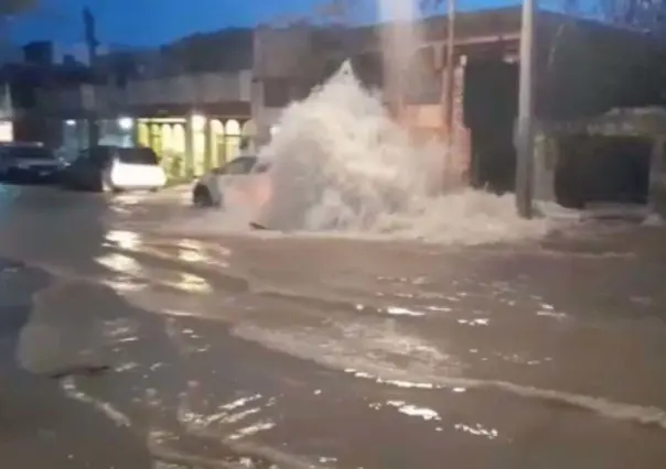 Daña megafuga de agua patrimonio de una decena de familias en Los Nogales