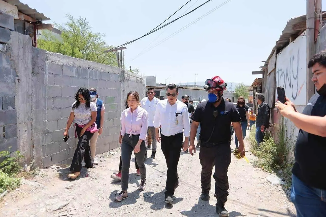Atienden autoridades de Monterrey a afectados por incendio en La Alianza
