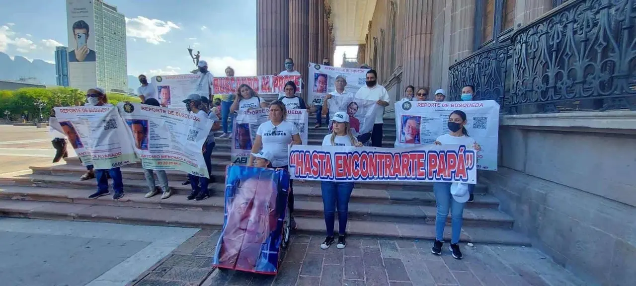 Realizan marcha para localizar al profesor José Antonio Menchaca