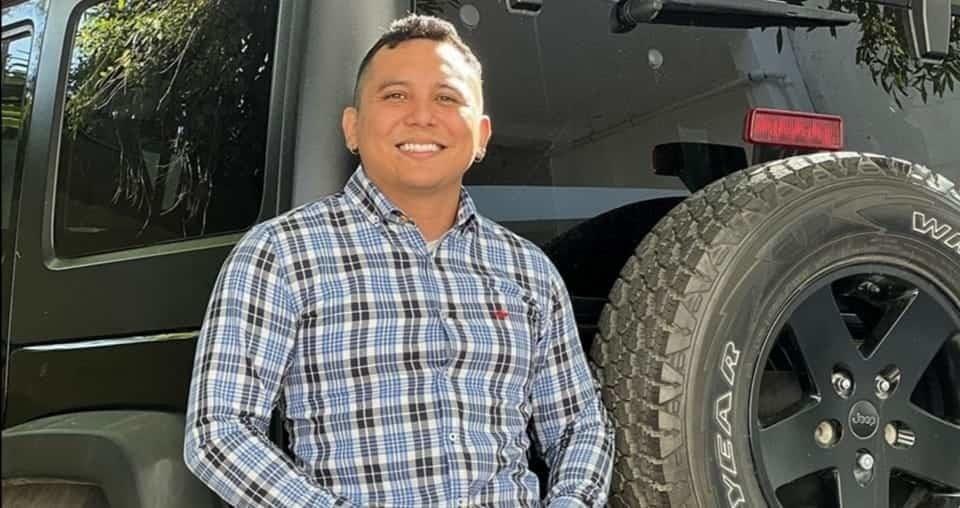 Regala Edwin Luna cubrebocas a indigente y lo invita a comer en restaurante