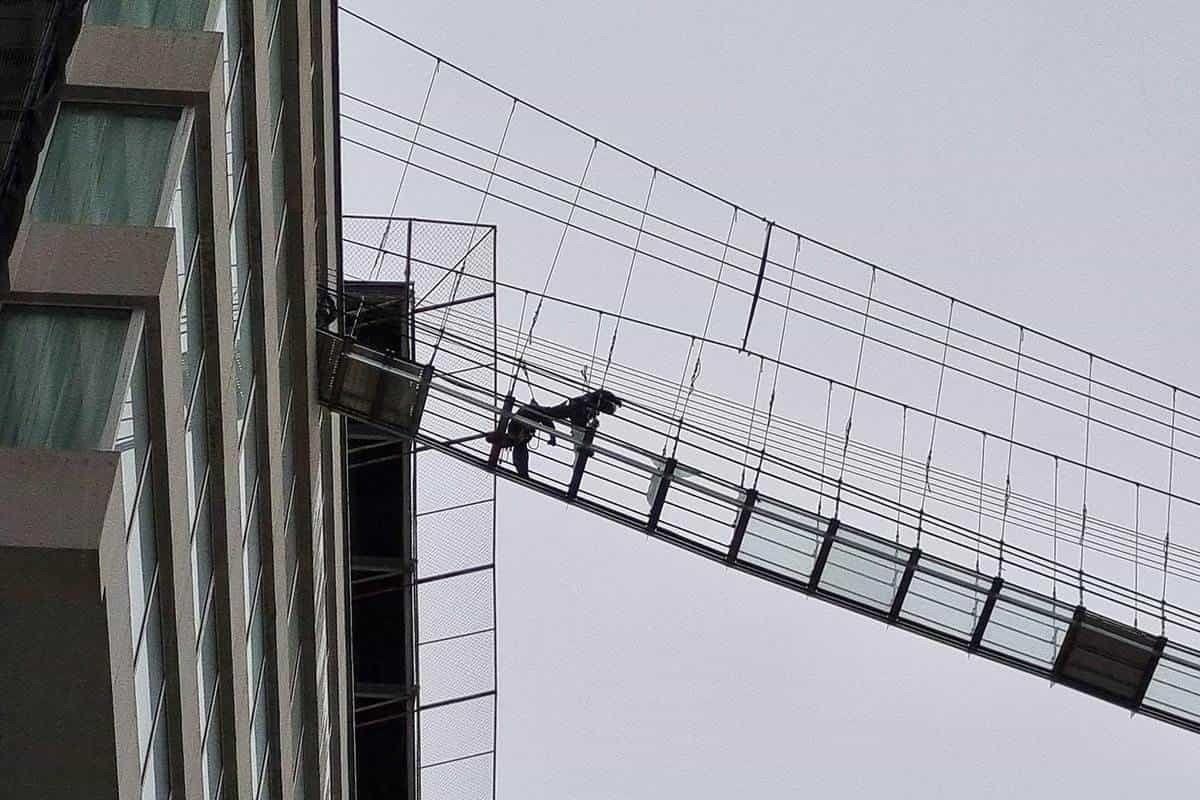 Fuertes vientos rompen cristales de puente colgante Sky Bridge en Puebla