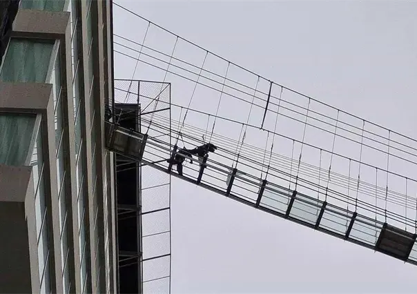 Fuertes vientos rompen cristales de puente colgante Sky Bridge en Puebla
