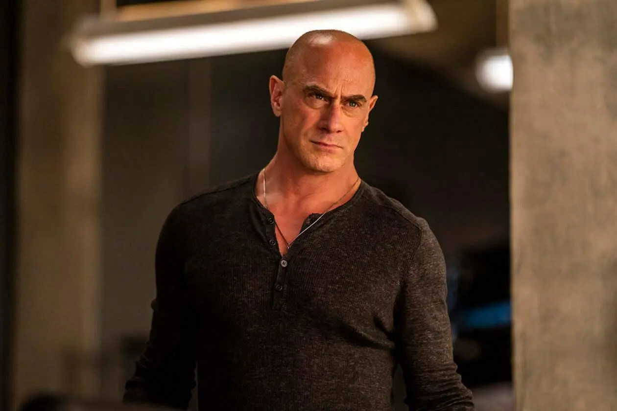 Sorprende Christopher Meloni haciendo ejercicio como Dios lo trajo al mundo