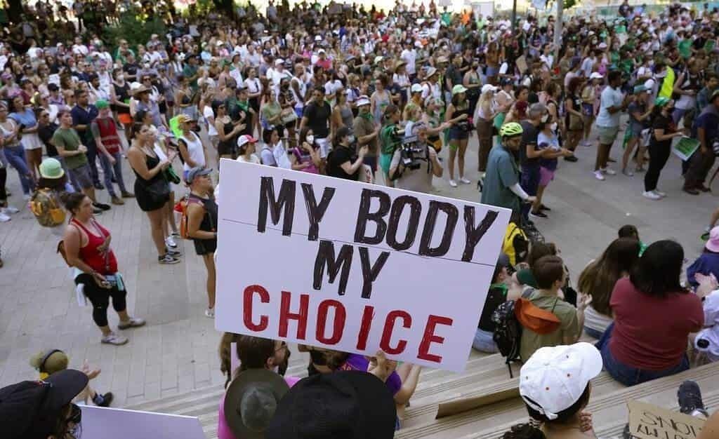 Cámara baja de EU aprueba restablecer acceso al aborto