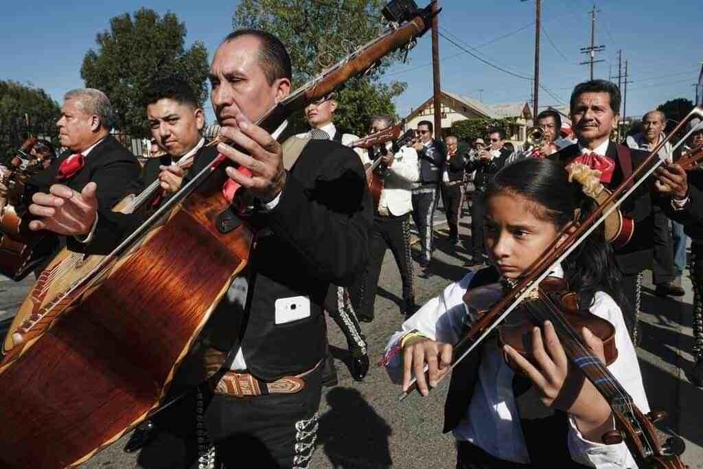 Celebra Estados Unidos a los mariachis con estampillas del Servicio Postal
