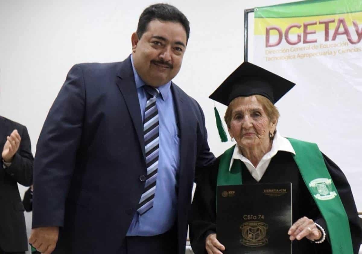 ¡Abuelita de Cadereyta se gradúa de la prepa!