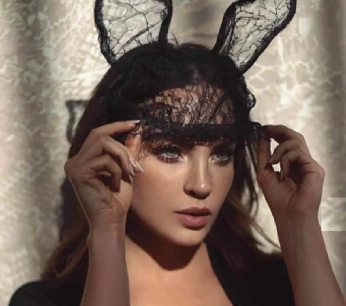 Belinda sorprende con lencería al estilo conejita de Playboy