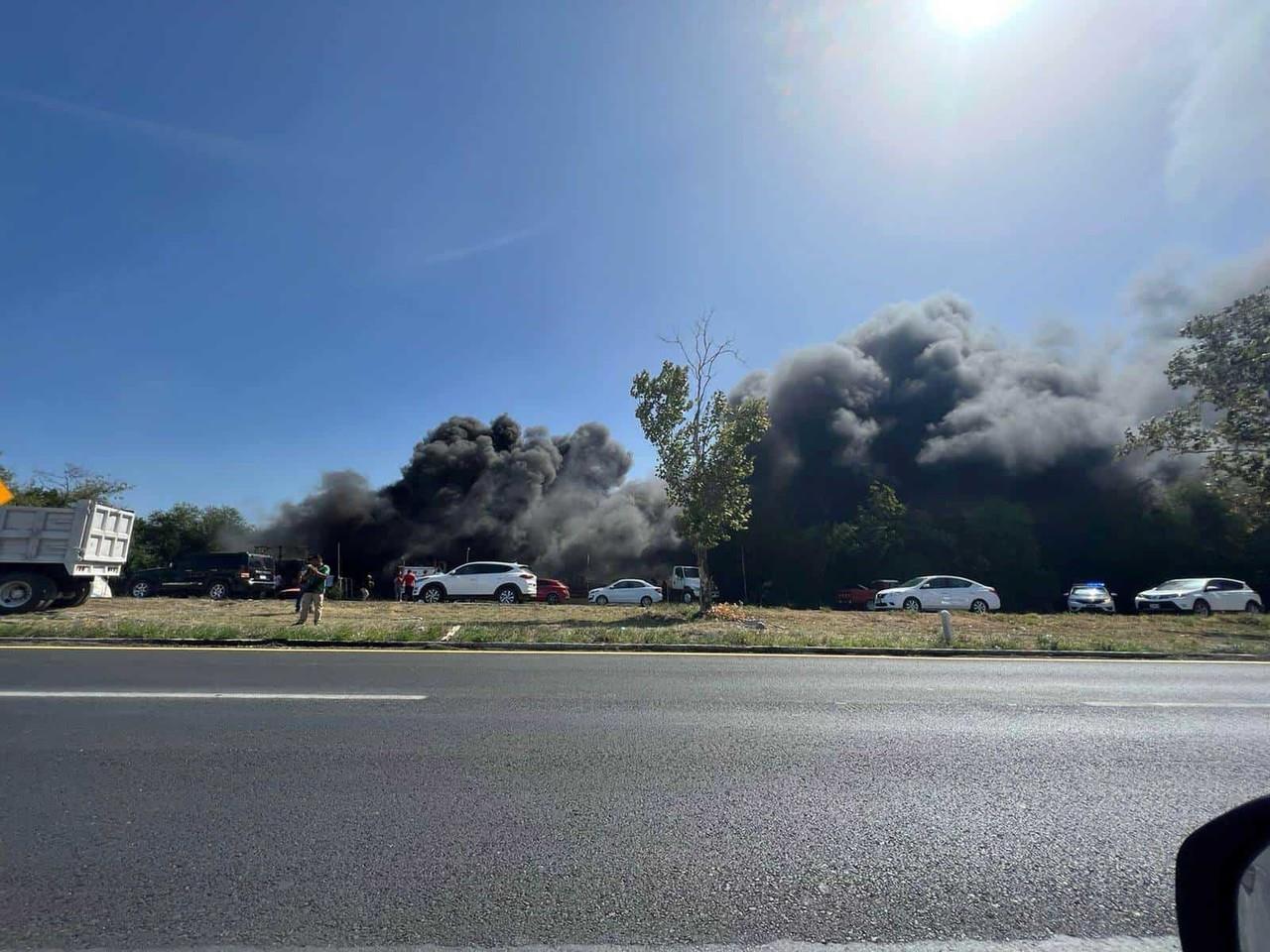 Aparatoso incendio en taller mecánico en comunidad de Lazarillos