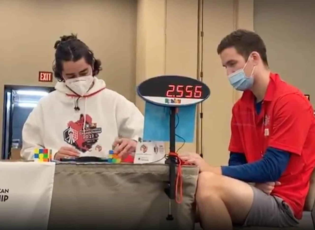 Joven poblano rompe récord en armado de cubo Rubik