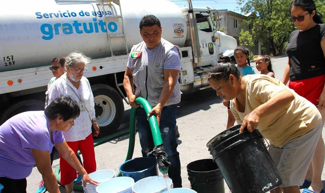 Agradecen familias de Guadalupe reparto de agua a través de pipas