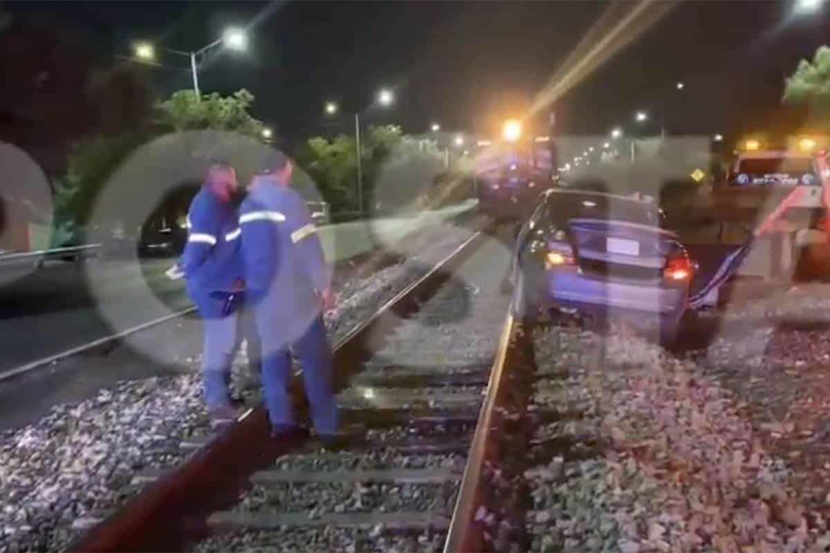 Maquinista evita que ferrocarril embista a automóvil