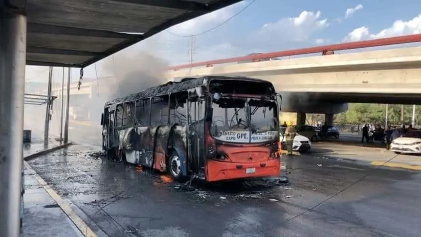 Incendio consume camión urbano de la ruta 219 en Monterrey