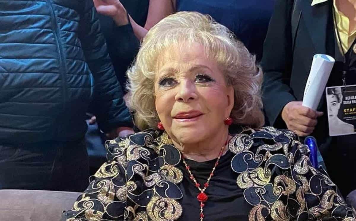 Se muestra Silvia Pinal feliz y agradecida con homenaje en Bellas Artes