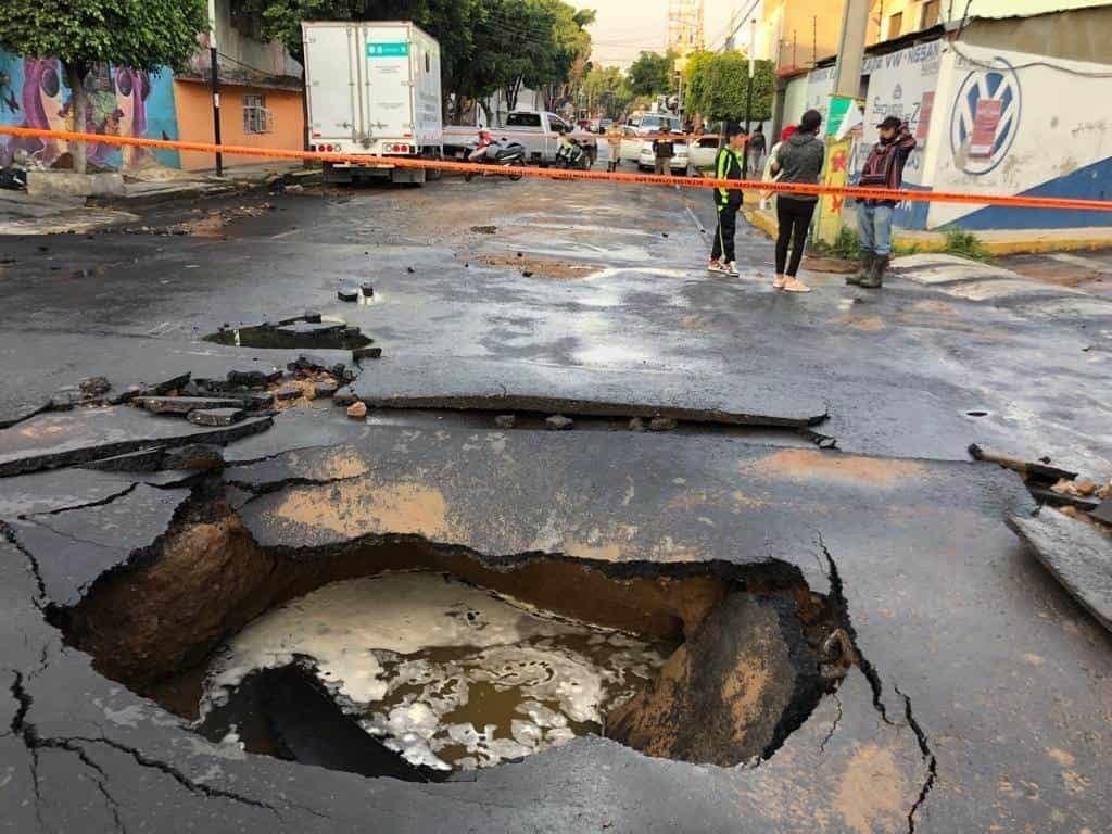 Fuga de agua ocasiona enorme socavón en la CDMX