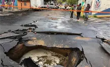 Fuga de agua ocasiona enorme socavón en la CDMX