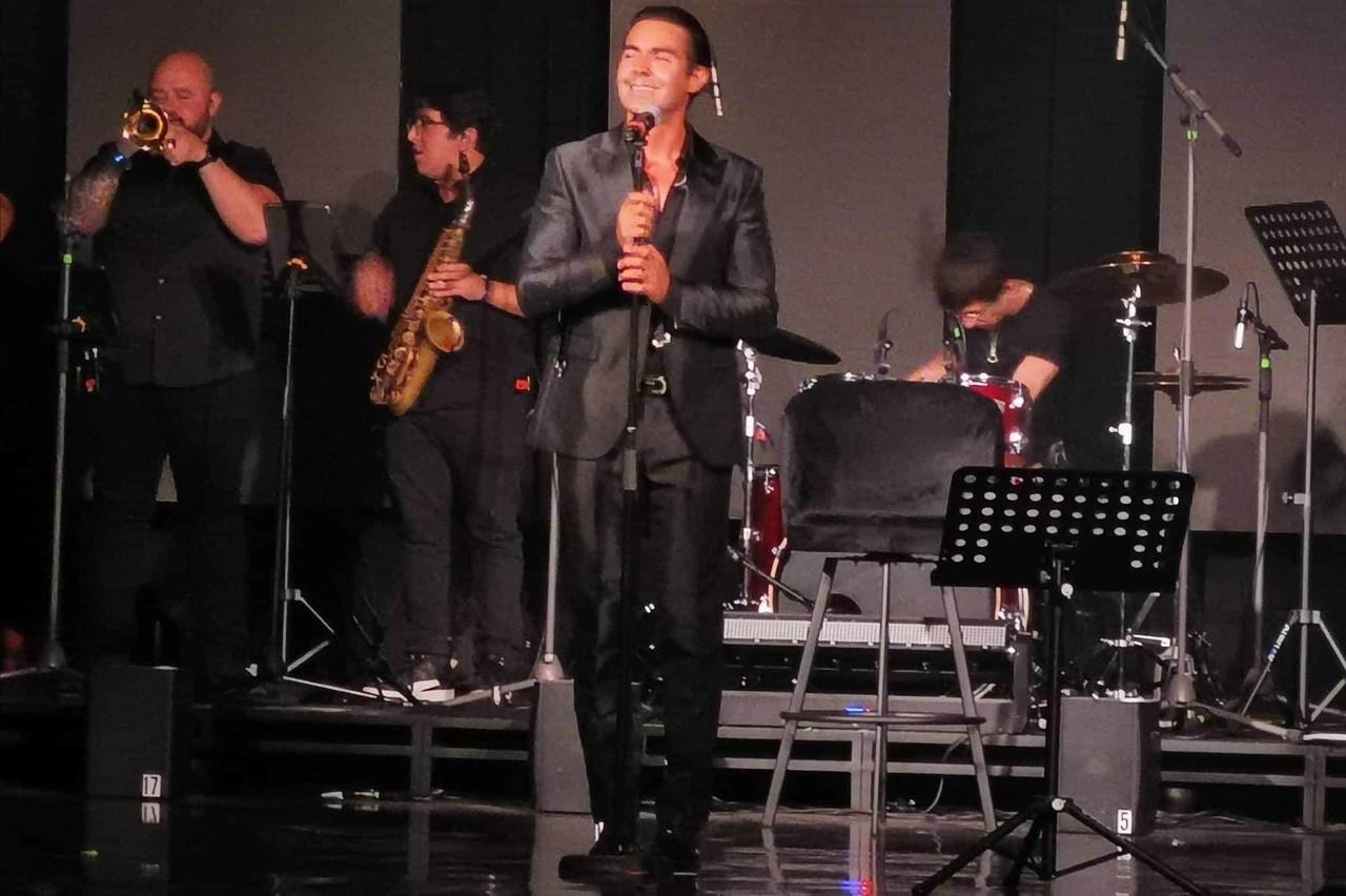 Ofrece Ernesto DAlessio concierto plagado de éxitos