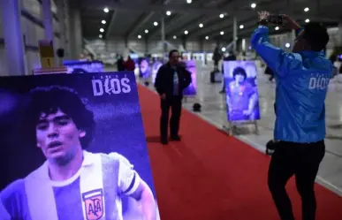 Seguidores de Maradona dejan mensajes espaciales a su holograma