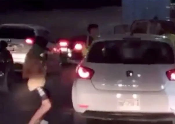 VIDEO: Arman fiesta y baile en medio del tráfico por paso del tren