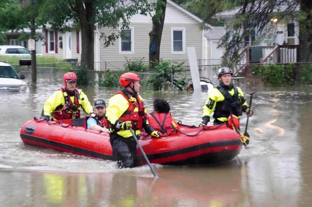Persona muere atrapada en su coche por fuertes lluvias en Missouri