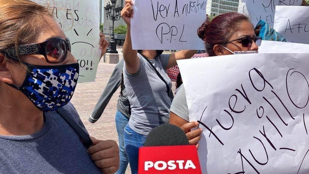 Protestan familias de presos en Palacio de Gobierno