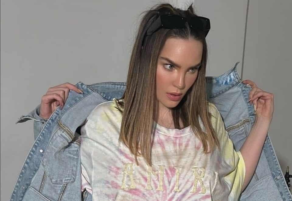 Enciende Belinda las redes sociales con foto en traje de baño desde Italia