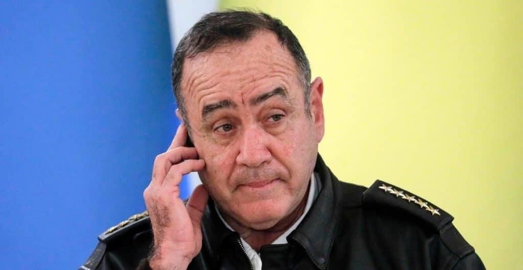 Presidente de Guatemala sale ileso de ataque a balazos