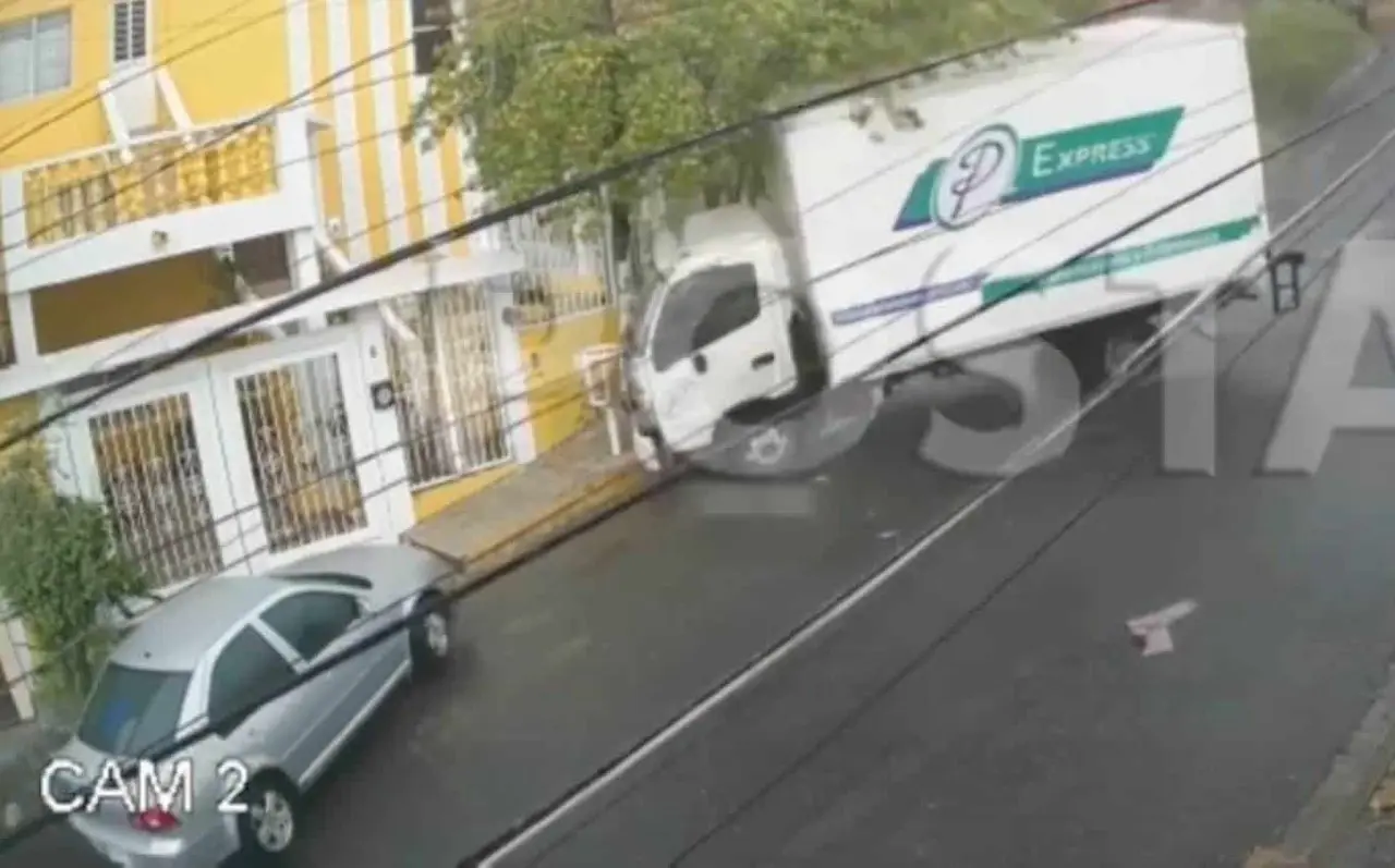 Camión pierde el control en pendiente e impacta vehículo en Monterrey
