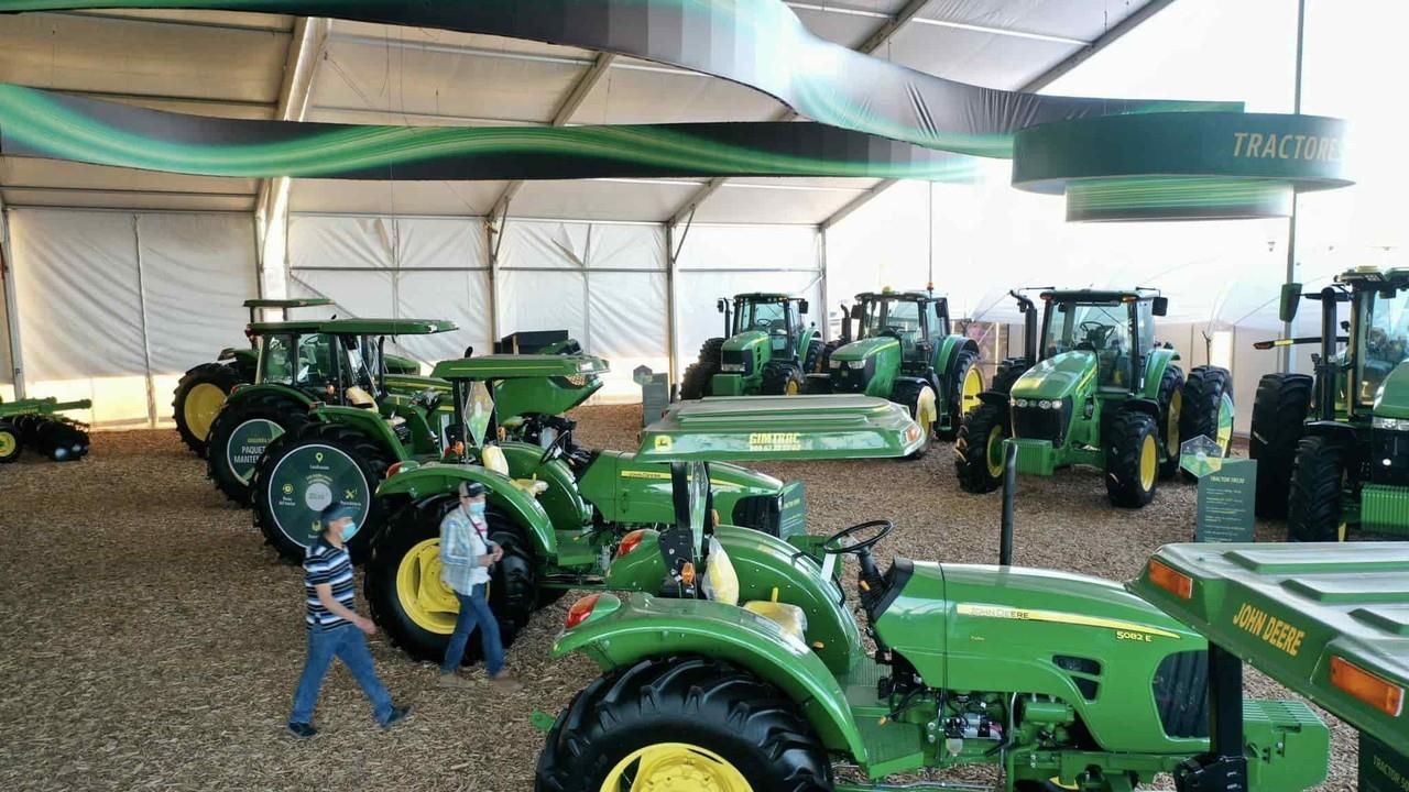 Deere & Co trasladará su producción de segadoras de Iowa a Monterrey