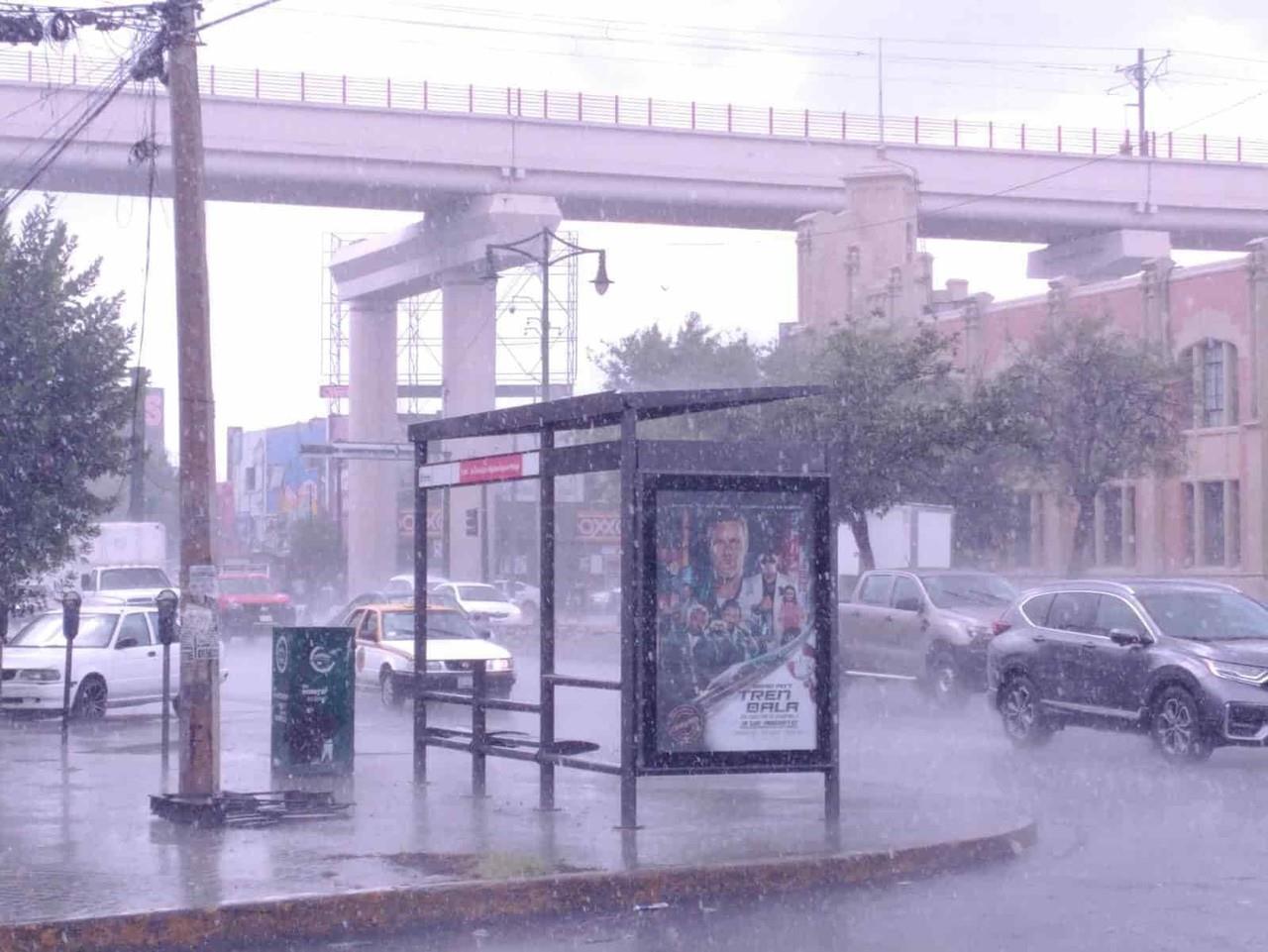 Llueve de nuevo en el centro de Monterrey y Carretera Nacional