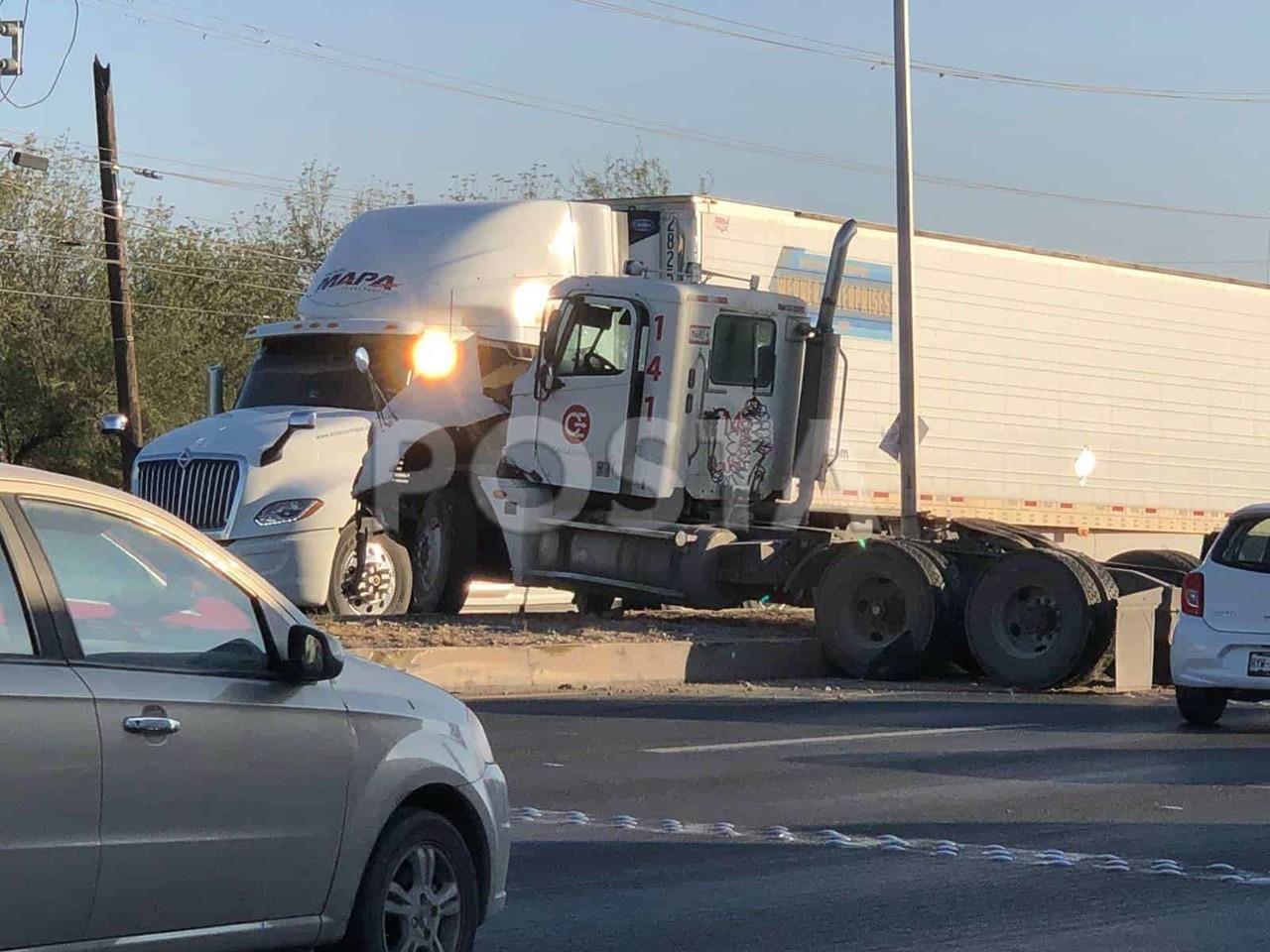 VIDEO: Chocan tráileres y colapsan vialidad en carretera a Laredo