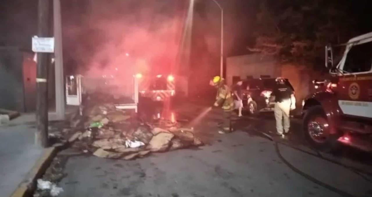 VIDEO: Incendio consume camioneta estaquitas con carga de cartón