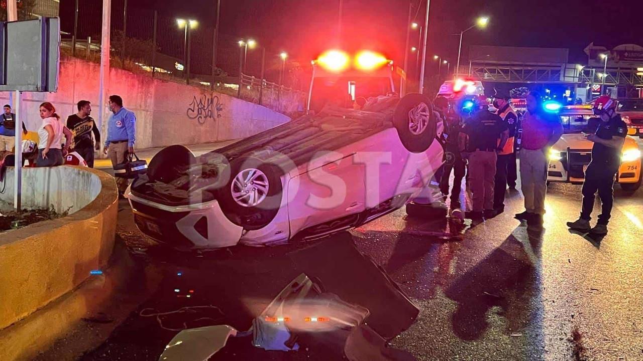 Mujer a exceso de velocidad brinca camellón en su auto y vuelca