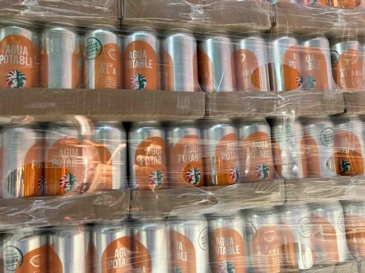 Dona Heineken 7 millones de latas de agua; Martha Herrera destaca acciones