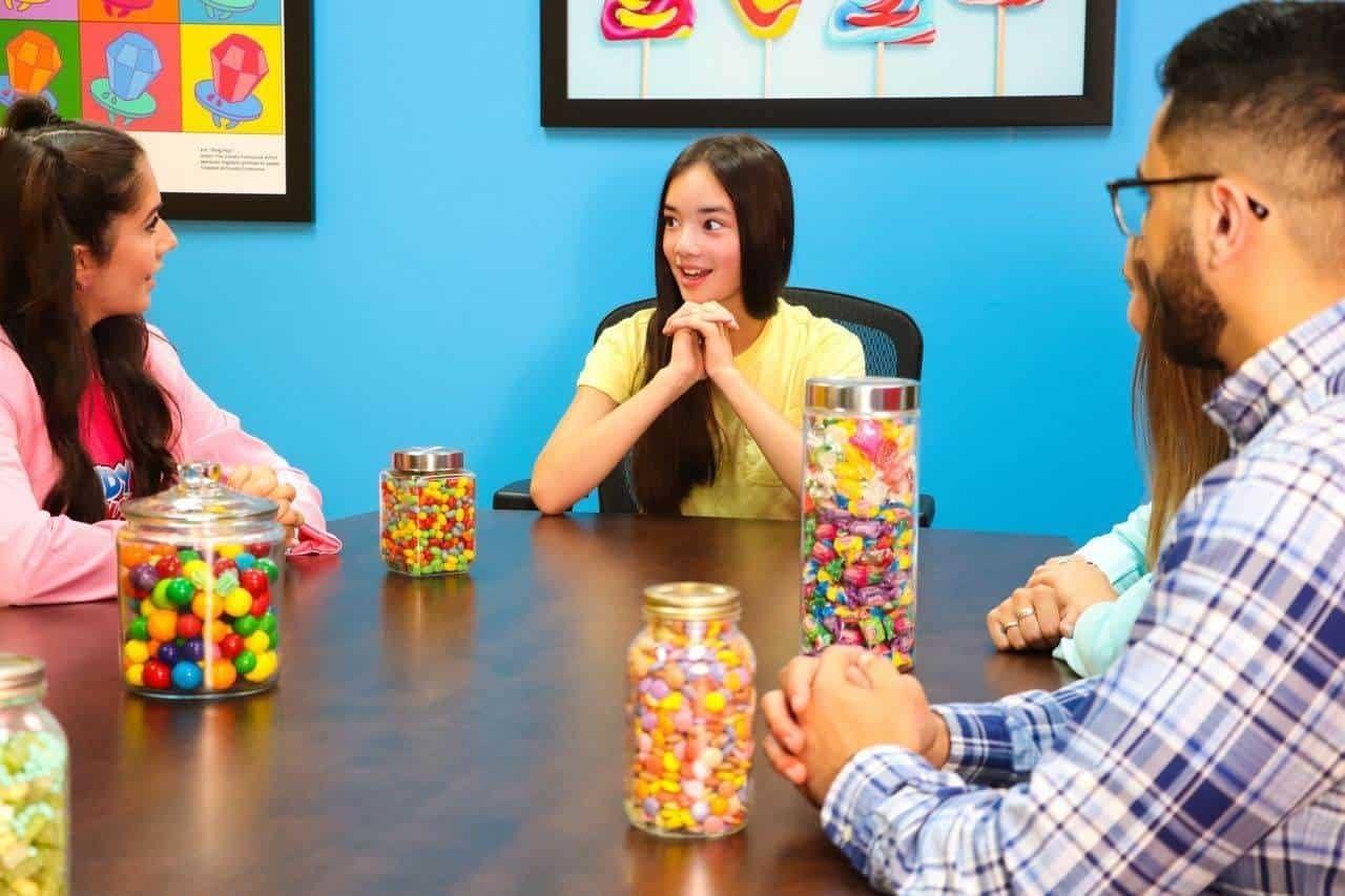 ¿Te gustan las gusanitos de goma? Candy Funhouse tiene el empleo perfecto