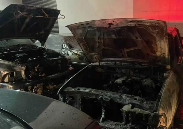 Incendio en lote de autos deja 7 vehículos dañados