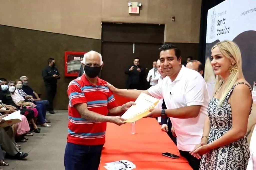 Entrega Jesús Nava testamentos a bajo costo