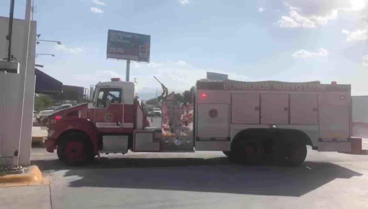 Incendio consume baldío y yonke en la carretera a Laredo