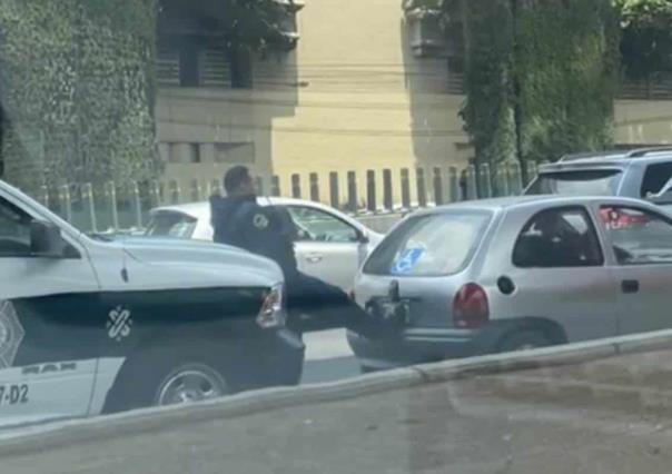 Con los pies, así es como policía de la CDMX dio un empujón a auto varado