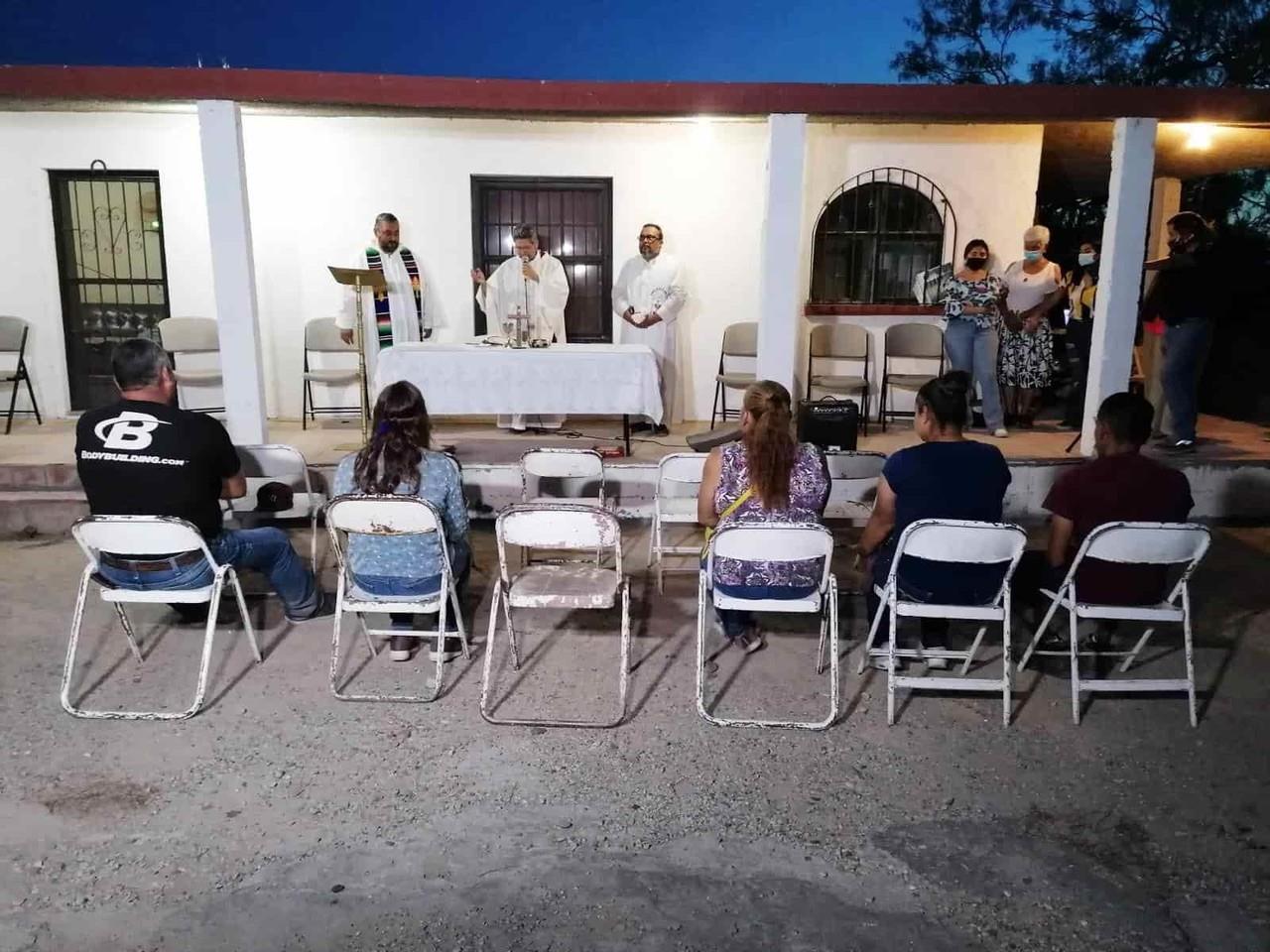 Realizan misa por la vida de mineros de Coahuila, buzos los buscarán