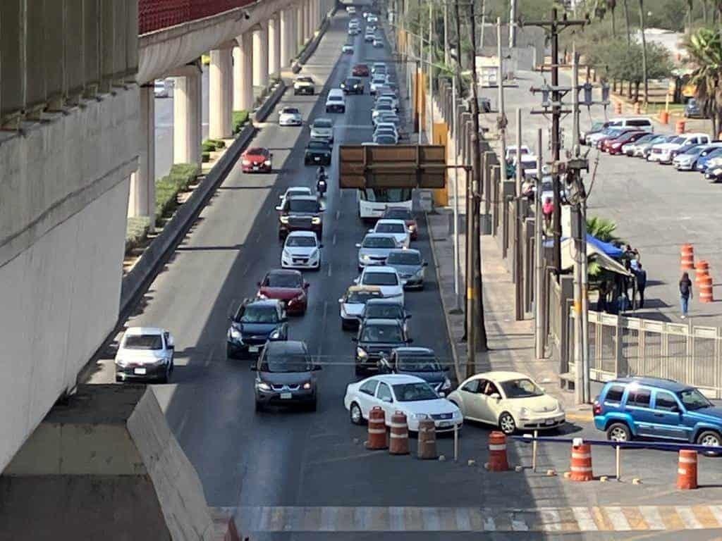 Regresan jóvenes a clases y... el tráfico a las avenidas principales