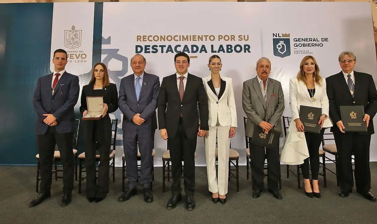 Samuel García entrega reconocimiento a funcionarios de su gabinete